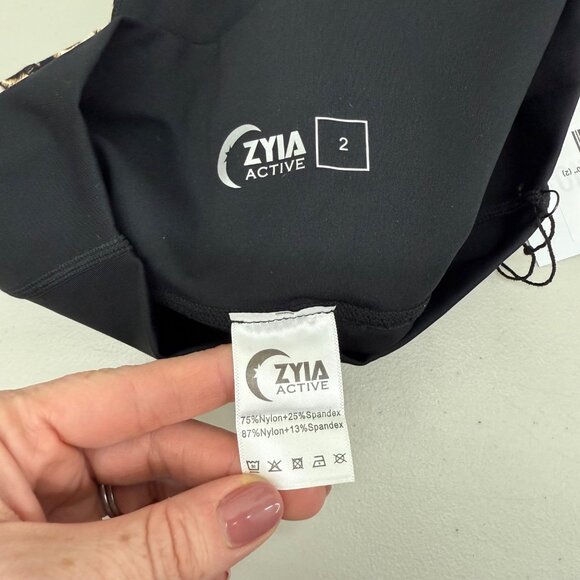 Zyia Leopard Pocket Brilliant Athletic Active Capri Leggings Womens size 2 NEW - Picture 2 of 9